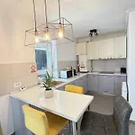 Cozy Exclusive At Kasper Coresi Mall Apartment