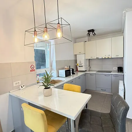 Cozy Exclusive At Kasper Coresi Mall Apartment